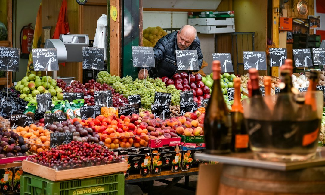 Euro-Area Consumer Confidence Falls as Energy Costs Rise