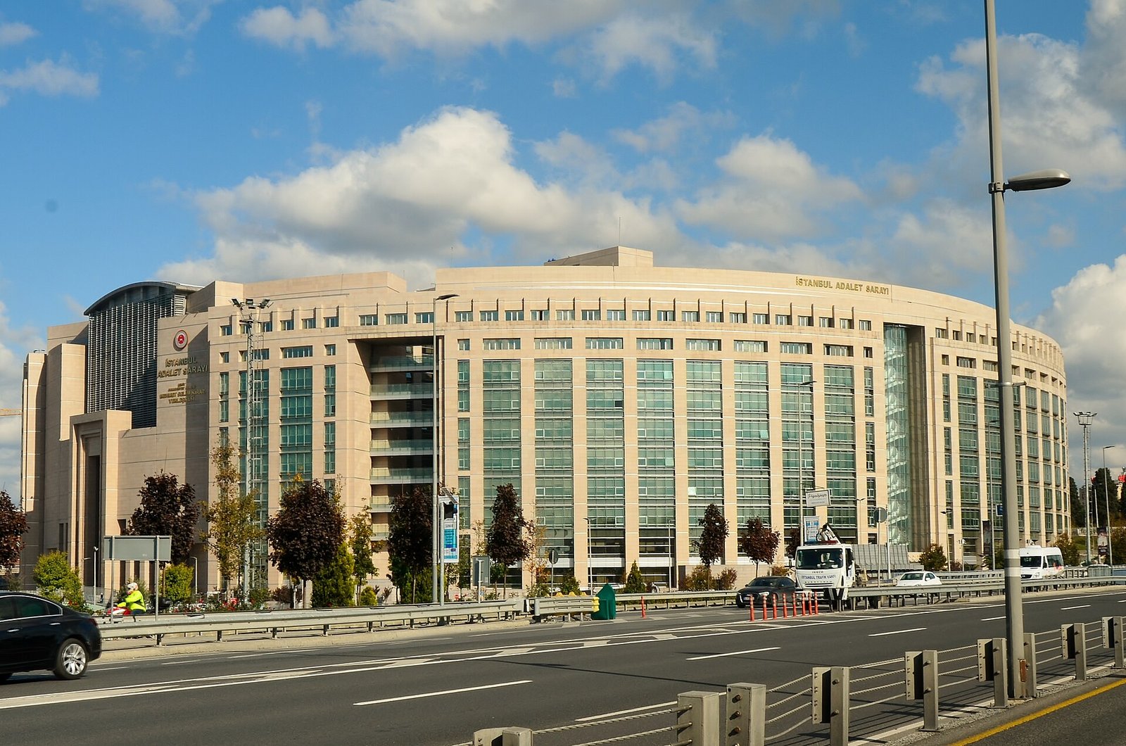 Turkey Freezes Assets of 214 People and Firms as Fund Probe Targets TL 187 Billion in Gains